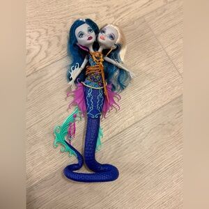 MONSTER HIGH Great Scarier Scarrier Reef PERI & PEARL Serpentine Doll
